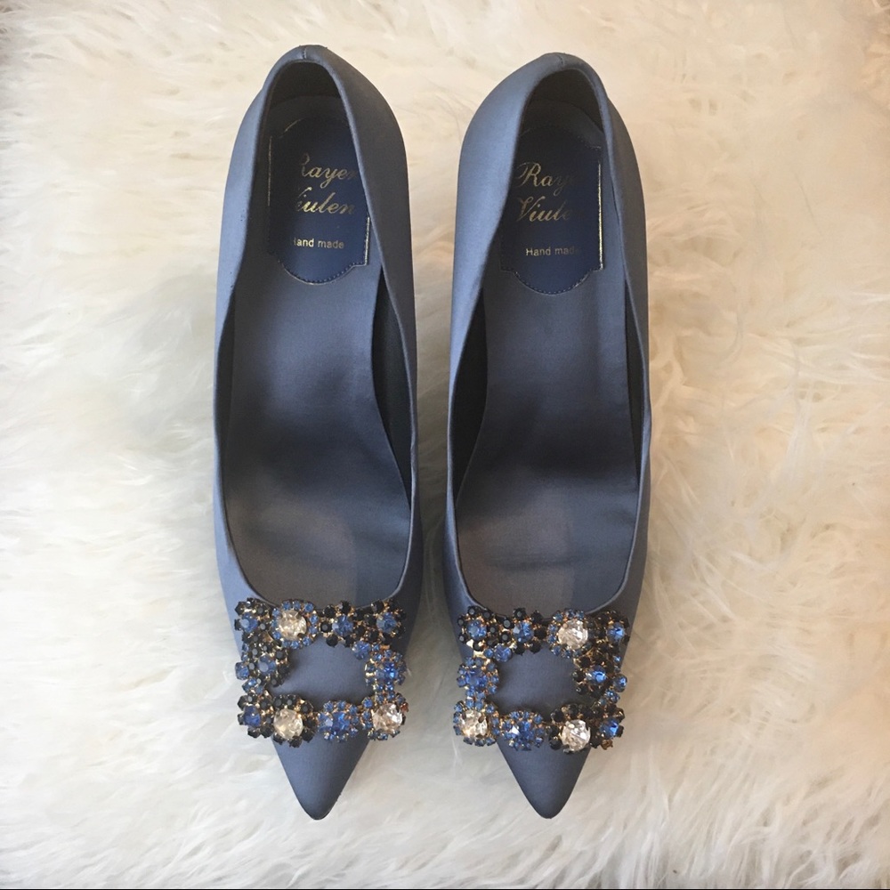 Flower crystal-embellished satin pump